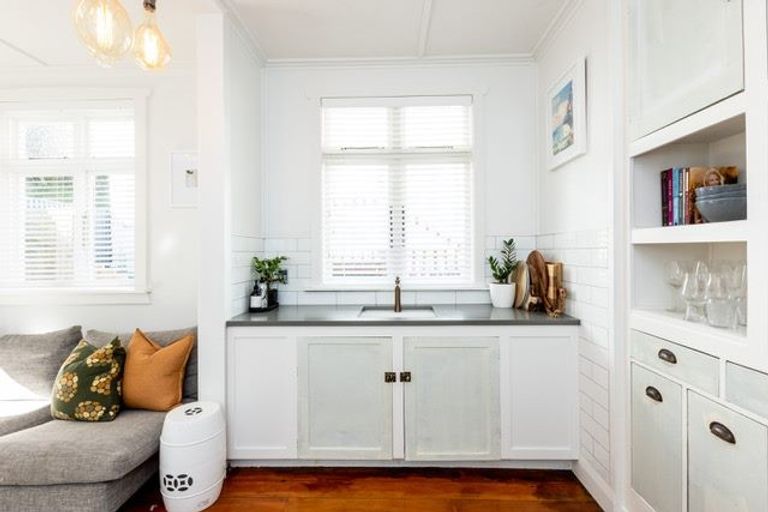 Photo of property in 44 Faraday Street, Hospital Hill, Napier, 4110