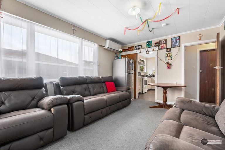 Photo of property in 2/11 Sutherland Avenue, Silverstream, Upper Hutt, 5019