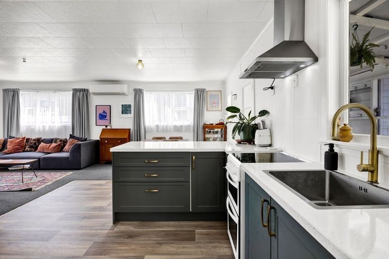 Photo of property in 12 Burns Street, Hawera, 4610