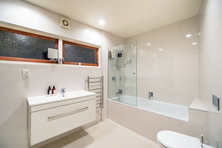 Photo of property in 5 Eastcliffe Road, Castor Bay, Auckland, 0620