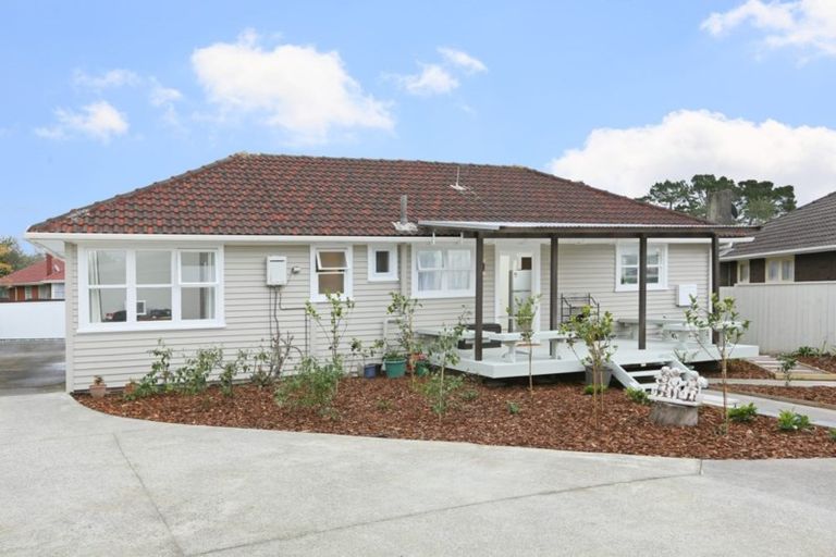 Photo of property in 3 Glen Marine Parade, Glendene, Auckland, 0602