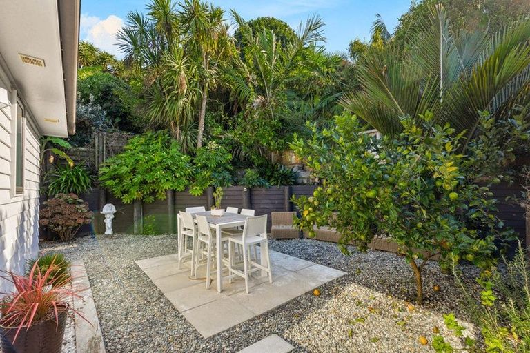 Photo of property in 24 Edgerton Road, Te Atatu Peninsula, Auckland, 0610