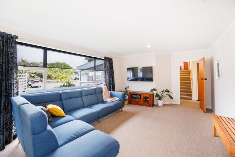 Photo of property in 10 Westhaven Grove, Takaro, Palmerston North, 4412