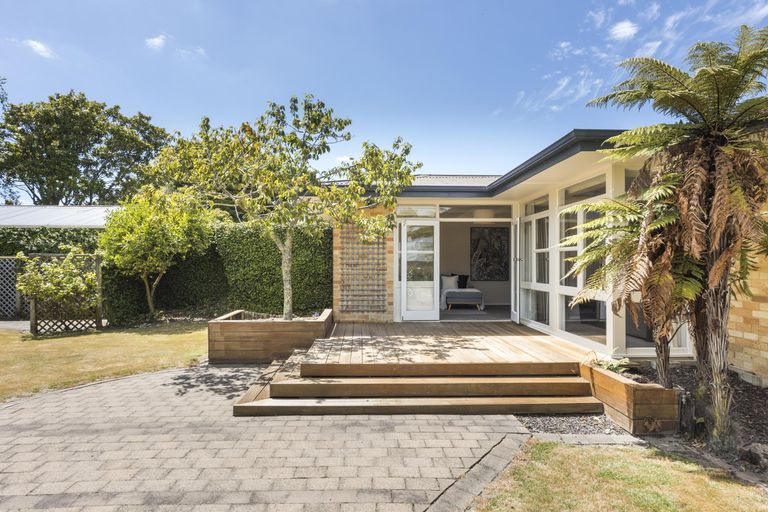 Photo of property in 19 Surrey Crescent, Hokowhitu, Palmerston North, 4410