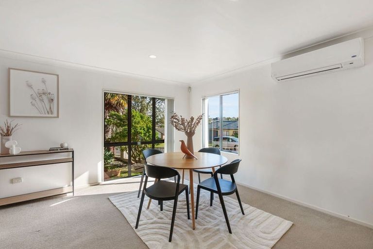 Photo of property in 1/14 Ponderosa Drive, Oteha, Auckland, 0632