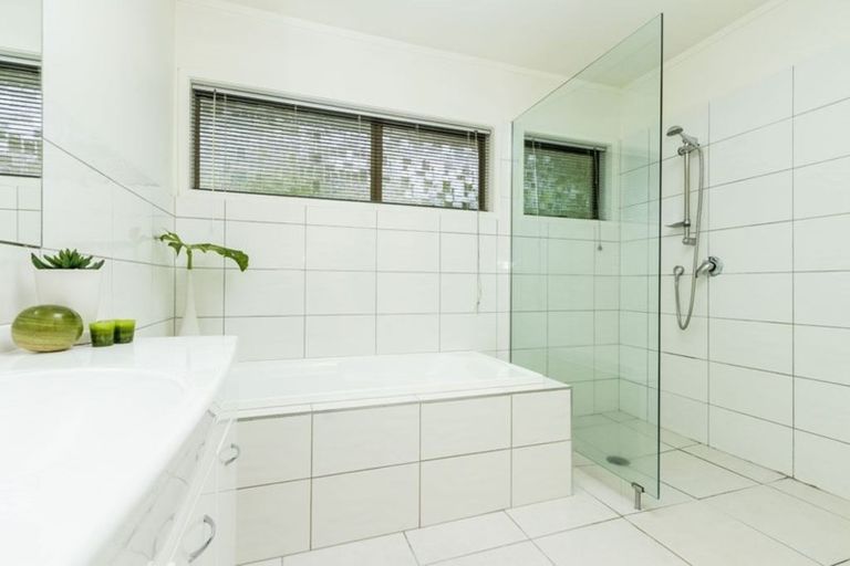 Photo of property in 1/18 Kauri Glen Road, Northcote, Auckland, 0627