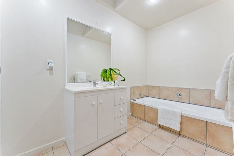 Photo of property in 43 Chieftain Rise, Goodwood Heights, Auckland, 2105