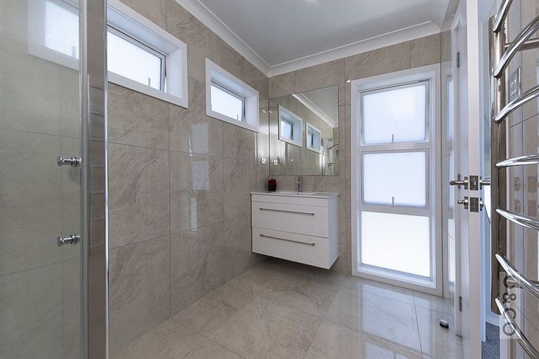 Photo of property in 2 Tauwaka Crescent, Riverhead, 0820