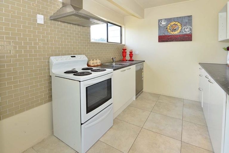 Photo of property in 2/123 Lynn Road, Bayview, Auckland, 0629