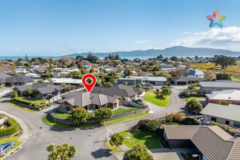 Photo of property in 27 Simpson Crescent, Raumati Beach, Paraparaumu, 5032
