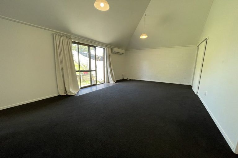 Photo of property in 152 Akaroa Drive, Maupuia, Wellington, 6022