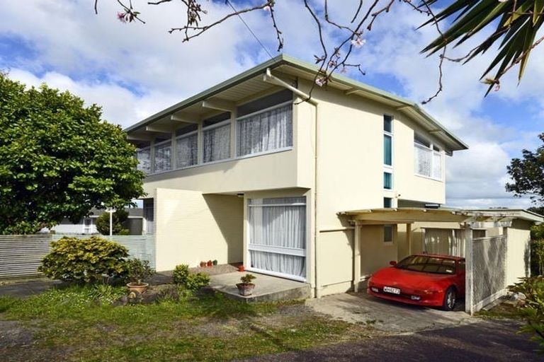 Photo of property in 1/37 Coronation Road, Hillcrest, Auckland, 0627