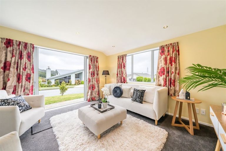 Photo of property in 16 Mcewen Crescent, Riverstone Terraces, Upper Hutt, 5018