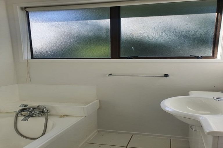 Photo of property in 9 Fitzherbert Avenue, West Harbour, Auckland, 0618