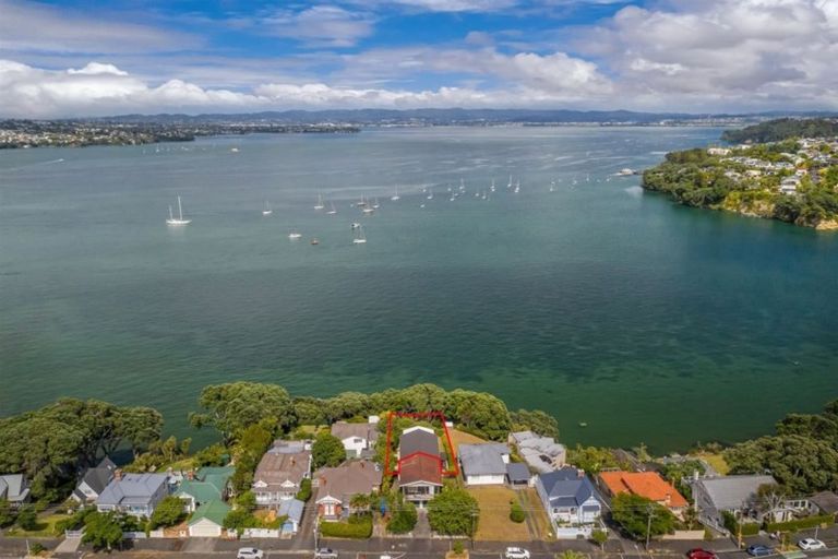 Photo of property in 2/98 Queen Street, Northcote Point, Auckland, 0627