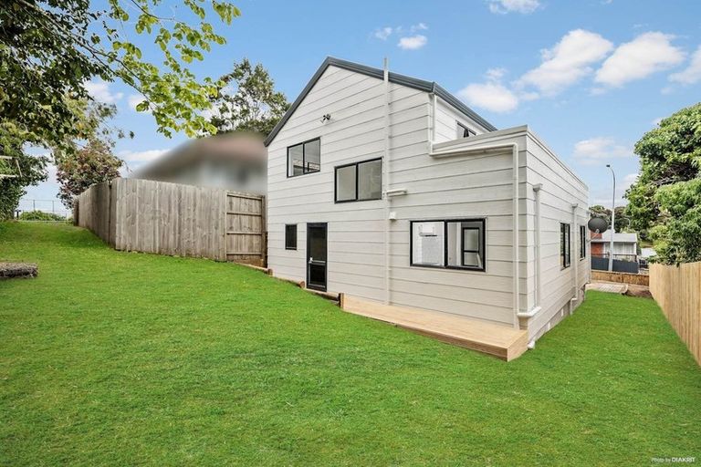Photo of property in 2/523 Glenfield Road, Glenfield, Auckland, 0629