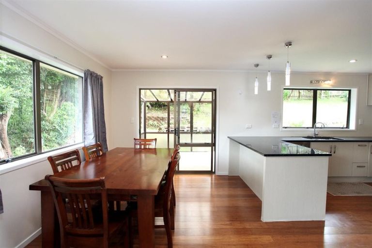 Photo of property in 15 Kingsclere Place, Goodwood Heights, Auckland, 2105