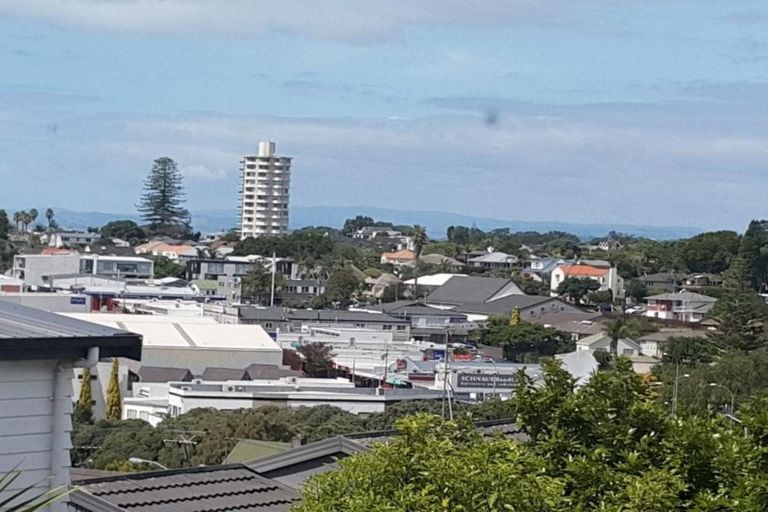 Photo of property in 2/22 Tobruk Crescent, Milford, Auckland, 0620