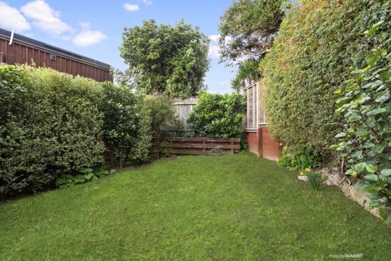 Photo of property in 92 Nevay Road, Karaka Bays, Wellington, 6022