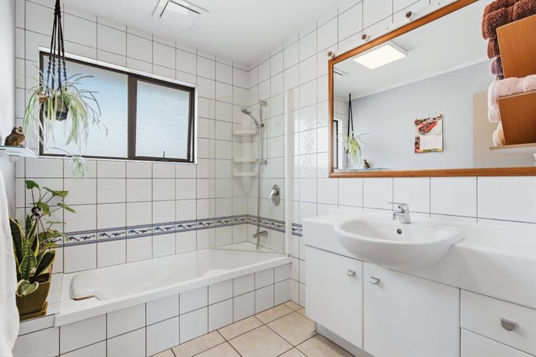 Photo of property in 2 Kempton Place, Richmond Heights, Taupo, 3330