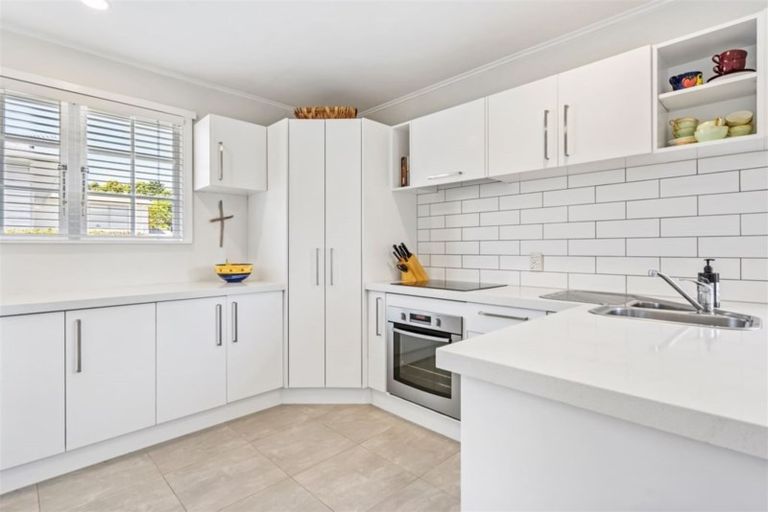 Photo of property in 2/24 Selwyn Crescent, Forrest Hill, Auckland, 0620