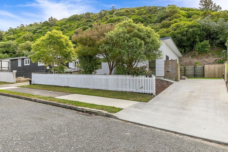 Photo of property in 104 Rangituhi Crescent, Takapuwahia, Porirua, 5022