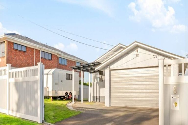 Photo of property in 6 Colwill Road, Massey, Auckland, 0614