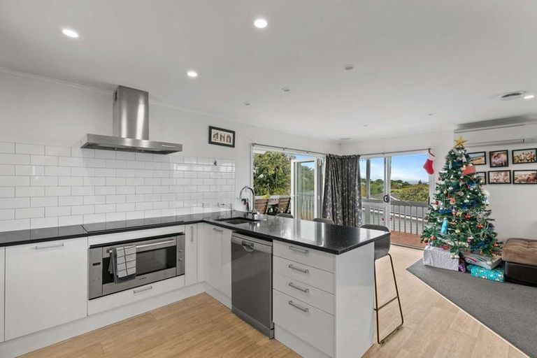 Photo of property in 15 Rosario Crescent, Red Beach, 0932