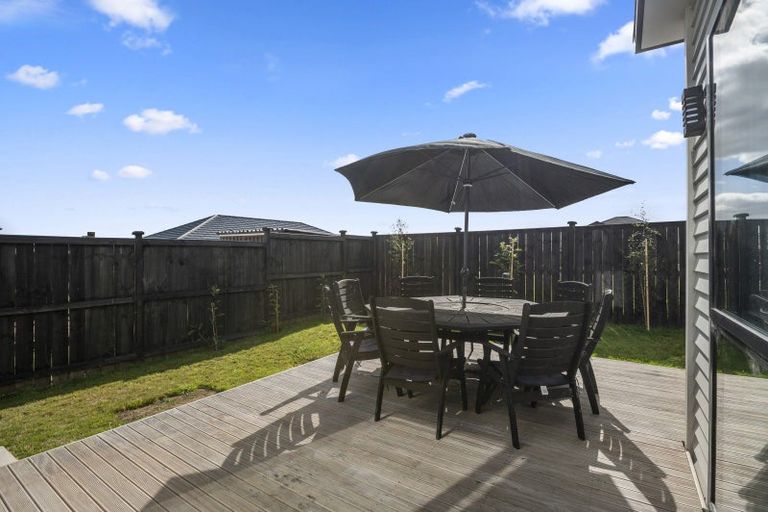 Photo of property in 11 Koiora Road, Clarks Beach, 2122