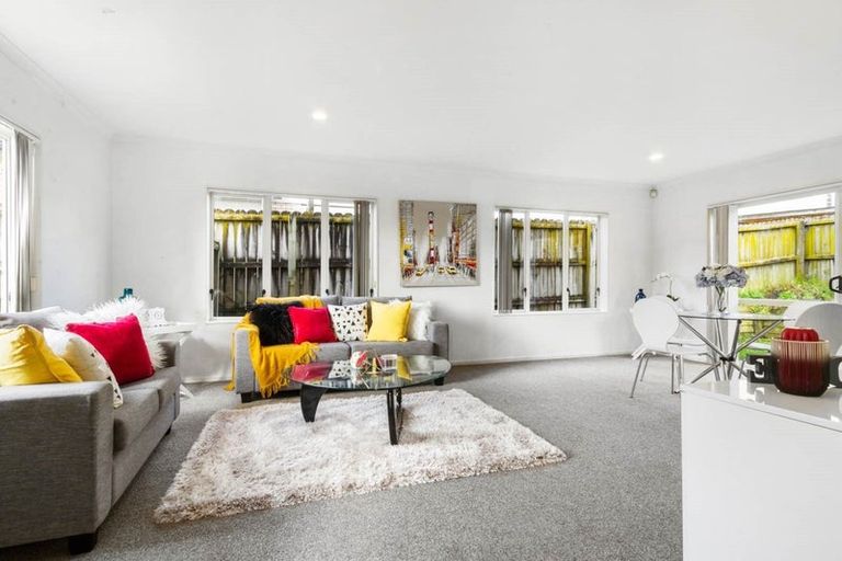 Photo of property in 9 Charta Place, Sunnyvale, Auckland, 0612