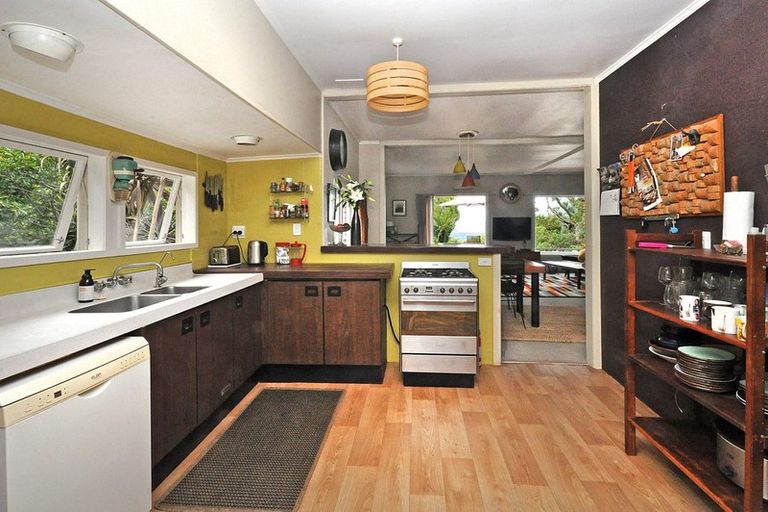 Photo of property in 42 Kauri Road, Laingholm, Auckland, 0604