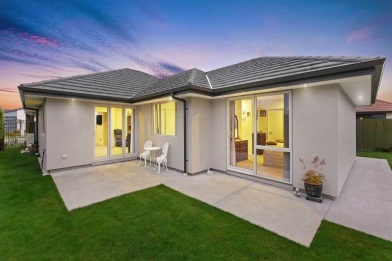Photo of property in 11 Rue De La Mare, Parklands, Christchurch, 8083