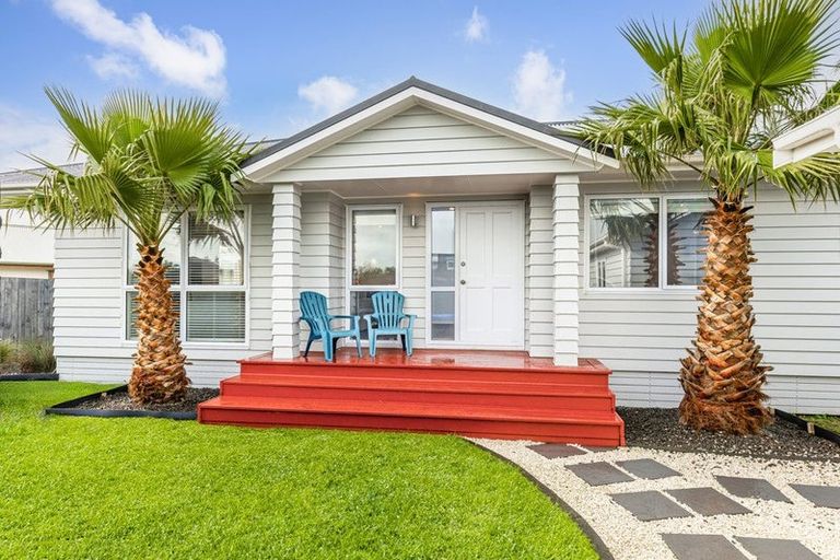 Photo of property in 16 Aitkenhead Court, Parakai, 0830