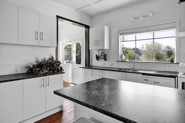 Photo of property in 5 Tawhiti Road, Hawera, 4610