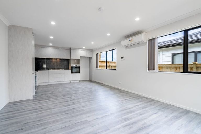 Photo of property in 10 Koroheke Road, Takanini, 2110