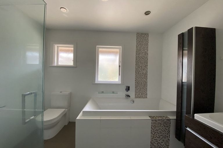 Photo of property in 1 Royal View Road, Te Atatu South, Auckland, 0610