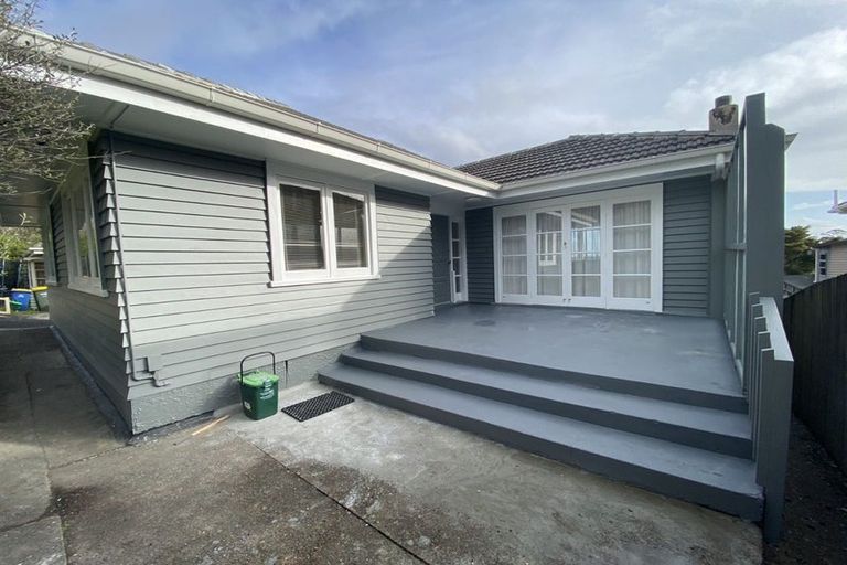Photo of property in 194 East Coast Road, Forrest Hill, Auckland, 0620