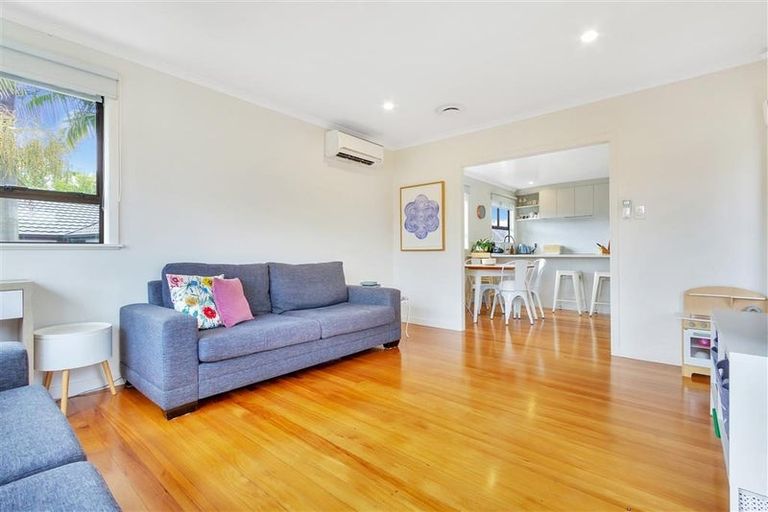 Photo of property in 9 Graham Avenue, Te Atatu Peninsula, Auckland, 0610