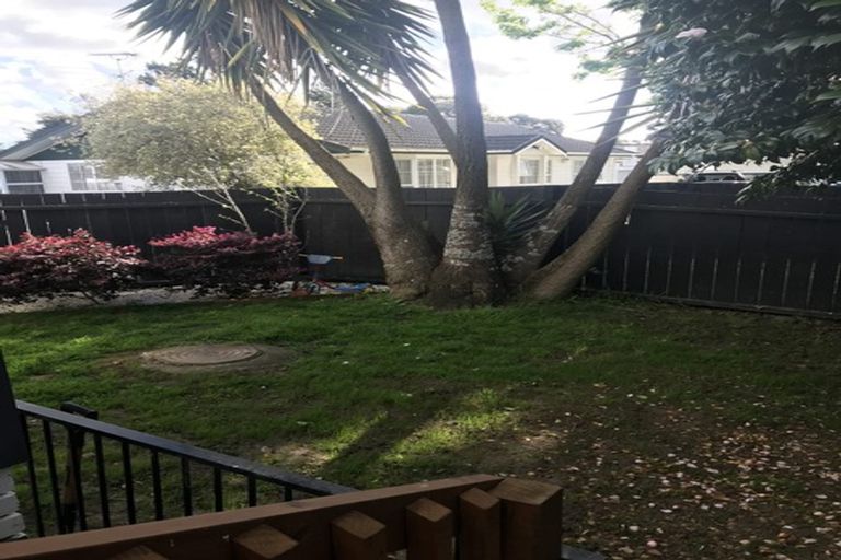 Photo of property in 1/109 Oreil Avenue, West Harbour, Auckland, 0618