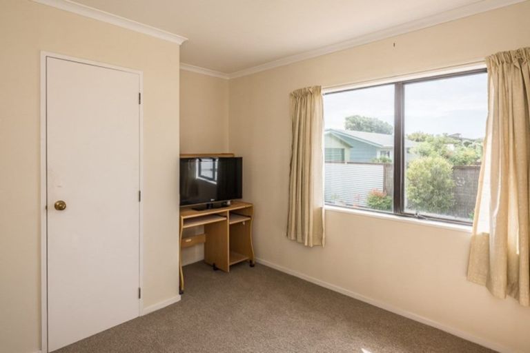Photo of property in 92 Queens Road, Waikanae Beach, Waikanae, 5036