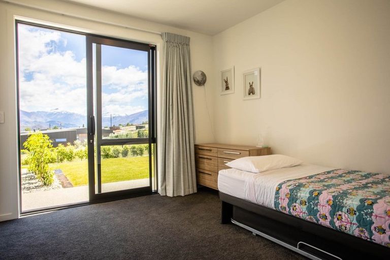 Photo of property in 31 Kirimoko Crescent, Wanaka, 9305