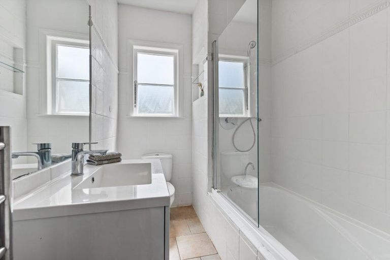 Photo of property in 28 Hanlon Crescent, Narrow Neck, Auckland, 0624