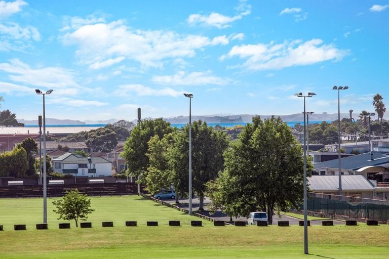 Photo of property in 2/160 Stapleford Crescent, Browns Bay, Auckland, 0630