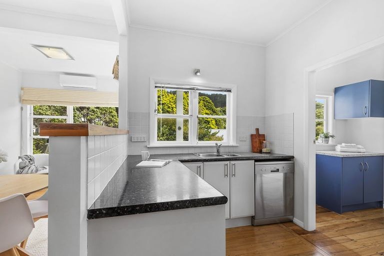 Photo of property in 18 Hampton Hill Road, Tawa, Wellington, 5028