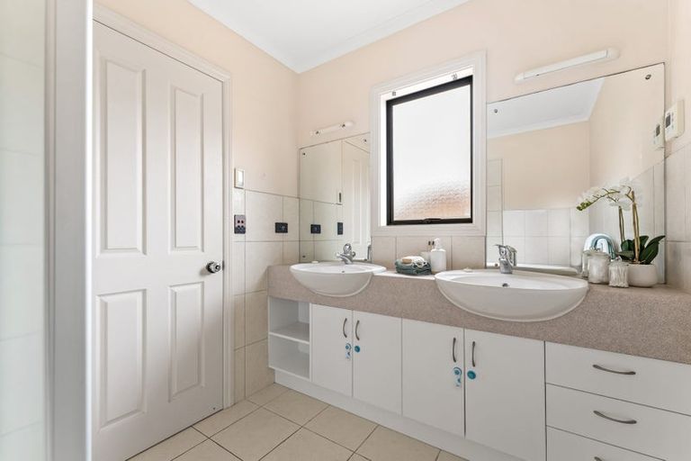 Photo of property in 42 Parkwood Crescent, Gulf Harbour, Whangaparaoa, 0930