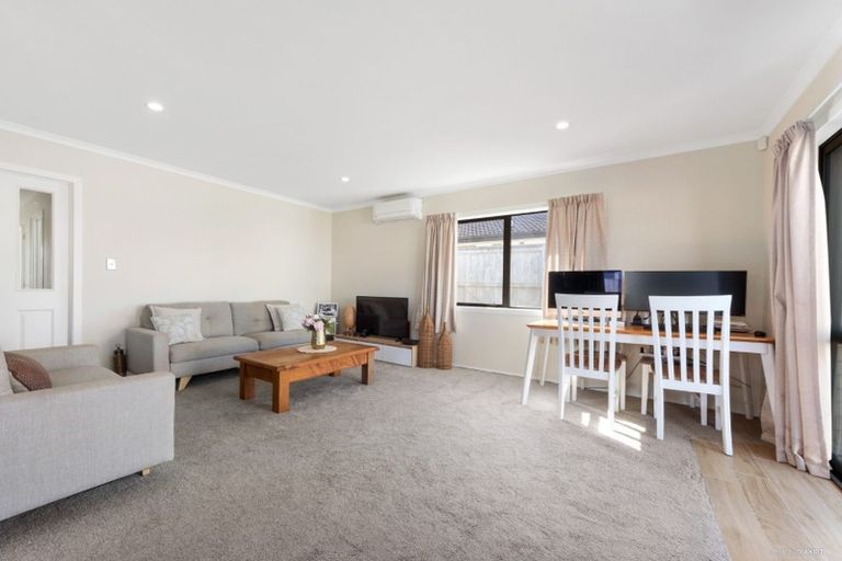 Photo of property in 35a Awaroa Road, Sunnyvale, Auckland, 0612