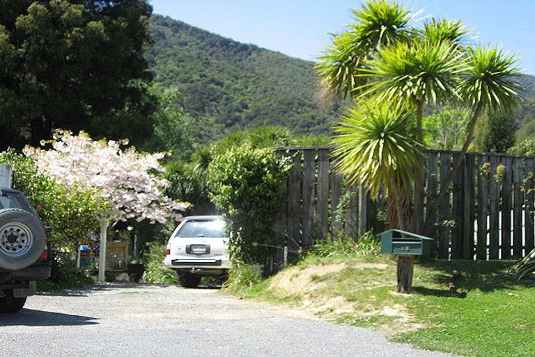 Photo of property in 66 Kent Street, Picton, 7220