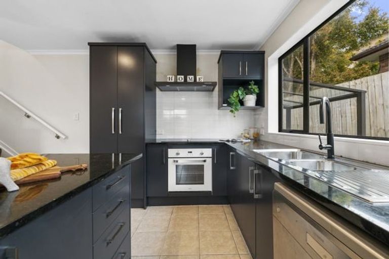 Photo of property in 9 Travis View Drive, Fairview Heights, Auckland, 0632