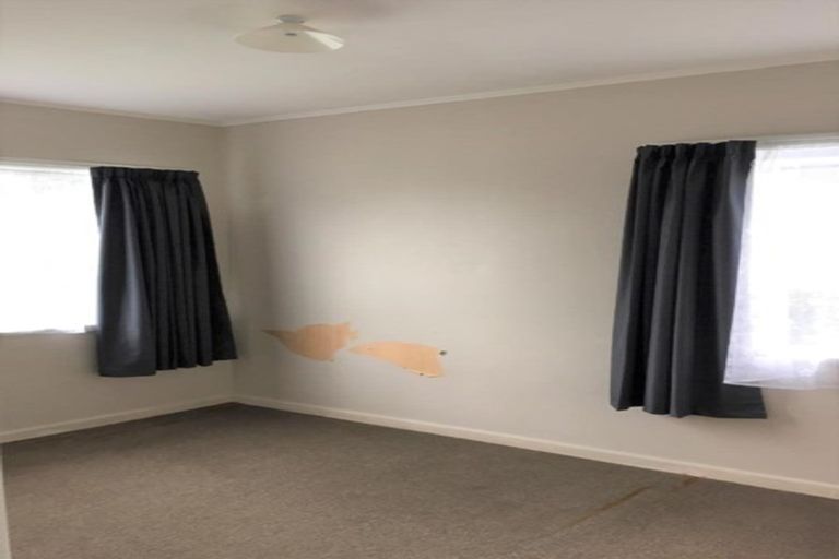 Photo of property in 68 Hobsonville Road, West Harbour, Auckland, 0618