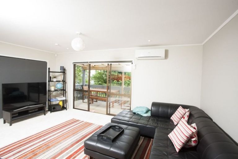 Photo of property in 33 Hobsonville Road, West Harbour, Auckland, 0618